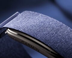 Модель Garmin CIRQA оснащена тканевым ремешком, доступным в семи цветах.