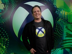 Генеральный директор Microsoft Gaming Фил Спенсер стоит перед задником Xbox (Источник изображения: Xbox Wire)