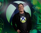 Генеральный директор Microsoft Gaming Фил Спенсер стоит перед задником Xbox (Источник изображения: Xbox Wire)