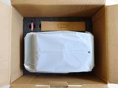 Проектор TCL C1 защищен толстой черной упаковочной пеной. (Источник изображения: Notebookcheck)