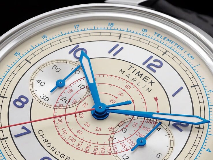 Крупный план хронографа Timex Marlin Neo Classic с многоуровневыми шкалами телеметра и тахиметра, а также светящимися стрелками.