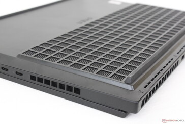 Квадратные прорези для вентиляции отличают ноутбук от тех же Alienware