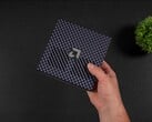 Мини-ПК AMD Ryzen AI Max+ 395 Strix Halo, демонстрирующий работу под управлением SteamOS для сравнения результатов игровых тестов