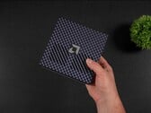 Мини-ПК AMD Ryzen AI Max+ 395 Strix Halo, демонстрирующий работу под управлением SteamOS для сравнения результатов игровых тестов