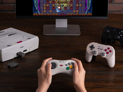 компания 8BitDo решила отпраздновать 30-летие Sega Saturn двумя новыми продуктами. (Источник изображения: 8BitDo)
