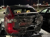 Поврежденные автомобили в дилерском центре Tesla в Салеме. Подозреваемый в поджоге арестован (Источник изображения: Полицейский департамент Салема)