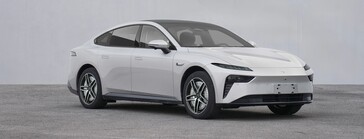 Вид сбоку седана Dongfengs eπ 007 с четырьмя ступичными двигателями (Источник изображения: MIIT)