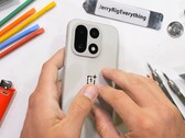 OnePlus 15 в цвете Sand Storm имеет пластиковую заднюю панель, которая легко царапается, но практически не бьется. (Источник изображения: JerryRigEverything)