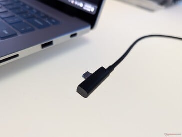 Крупный план магнитного кабеля USB-C. Обратите внимание на немного более толстый разъём, несовместимый с большинством других портов USB-C