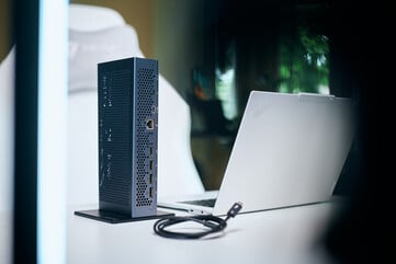 Универсальная ориентация: устройство Aorus AI Box можно установить вертикально, чтобы сэкономить место на рабочем столе, что обеспечивает удоб