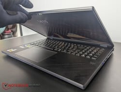 Под этим углом ноутбук закрывается автоматически - на наш взгляд, слишком рано