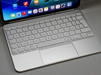 В сочетании с клавиатурой и трекпадом iPad Pro почти превращается в MacBook. (Источник изображения: Notebookcheck)