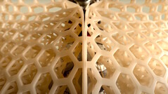 Гуманоидный робот 1X NEO покрыт мягкой защитной подушкой из 3D-полимера. (Источник изображения: 1X Technologies/Eli Russell Linnetz)