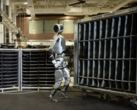 Атлас двигается так, как это делает человек (Источник изображения: Boston Dynamics/YouTube)