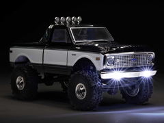 Изображение краулера Axial SCX24 на темном фоне.