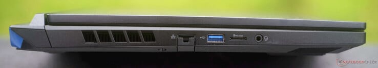 Левая сторона: гигабитный Ethernet, USB-A 3.1, слот microSD, аудио разъем