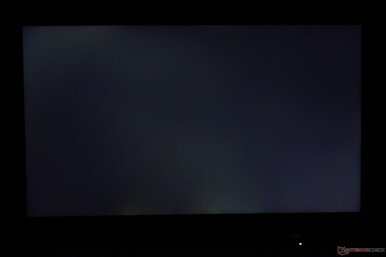 Утечки подсветки заметны только во время просмотра видео или на черном фоне