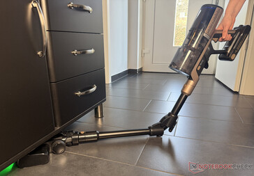 Гнущаяся трубка облегчает уборку под мебелью