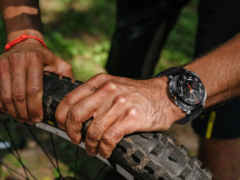 Rogbid Apex TS (на фото) имеет встроенный светодиодный фонарик для использования на улице. (Источник изображения: Rogbid)