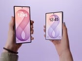В конце июля 2026 года компания Samsung выпустила модели Galaxy Z Fold8 Ultra (слева) и Galaxy Z Fold8 (справа).