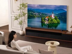 Телевизор Q8C от TCL (на фото) - это модель премиум-класса с QD MiniLED. (Источник изображения: TCL)
