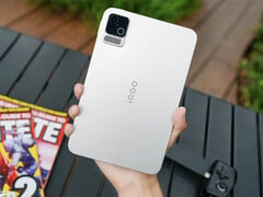 Pad Ultra отличается тонким и лёгким дизайном. На изображении: задняя панель планшета.