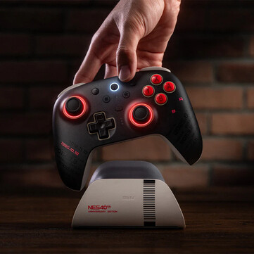 Модель 8BitDo Ultimate 2 Bluetooth - NES 40th Limited Edition окрашена в индивидуальный цвет с нанесенными на нее знаменательными датами. (Источник изображения: 8Bit