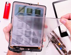 Дисплей Kindle Colorsoft имеет довольно мягкую пластиковую поверхность (Источник изображения: JerryRigEverything)