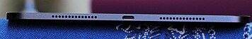 Правая грань: динамик, порт USB-C, динамик