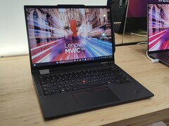 Практическое использование: От малого к большому - Lenovo выпускает первый T ThinkPad с функциями пера и планшета и взамен выпускает X13 2-в-1 (на фото: ThinkPad T14s 2-в-1 Gen 1, источник изображения: Benjamin Herzig/Notebookcheck.com)
