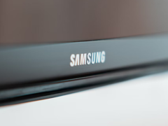 Проблема с сервисом Samsung TV, по-видимому, связана со сбоем в общей бэкэнд-системе или облачной инфраструктуре, хотя компания пока не сделала никакого официального заявления. На фотографии - логотип Samsung на телевизоре. (Источник изображения: Marcel Strauß на Unsplash)