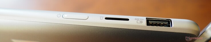 Правая сторона: кнопка питания, microSD, USB-A 3.0