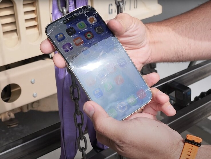 В ходе экстремального испытания iPhone Air получил трещины и изгиб, но продолжал нормально работать. (Источник изображения: JerryRigEverything на YouTube)