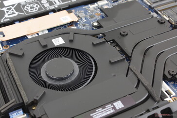 Система охлаждения состоит из сдвоенных ~65 мм вентиляторов и четырех медных тепловых трубок