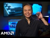 SVP и GM AMD Джек Хуинь держит в руках игровой процессор Ryzen.