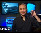 SVP и GM AMD Джек Хуинь держит в руках игровой процессор Ryzen.