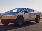 Кибергрузовик Tesla. Предстоящее обновление позволит грузовику распознавать и отображать другие кибергрузовики на дороге (Источник изображения: Greg Pajo/Car and Driver)
