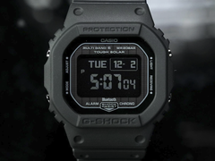 Крупный план дисплея Casio G-Shock GW-BX5600-1A1, изображенного на темном фоне.