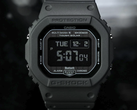 Крупный план дисплея Casio G-Shock GW-BX5600-1A1, изображенного на темном фоне.