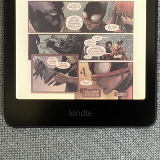 Желтые пятна видны на обзорном устройстве Kindle Colorsoft от The Verge. (Источник изображения: The Verge, Эндрю Лишевски)