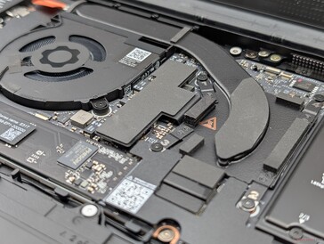 Небольшое решение для охлаждения немного беспокоит нас по поводу шума вентилятора, который был причиной для беспокойства в оригинальном Laptop 13.5