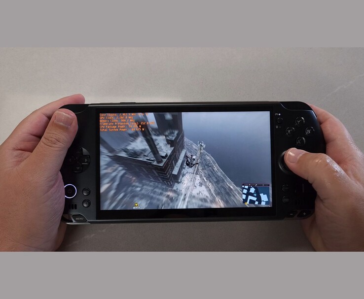 Крупный план портативного компьютера GPD Win 5, работающего под управлением Spider-Man, с наложением бенчмарка на экране. (Источник изображения: The Phawx с YouTube)