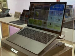 Ноутбук Aspire Go 15 2026 отличается легким и тонким дизайном. На фото: вид сбоку на ноутбук.