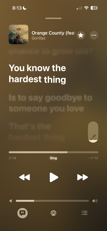 Вкладка с текстами песен в Apple Music...