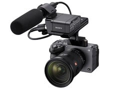 Камера Sony FX5 (ILME-FX5) комплектуется держателем XLR для установки внешних микрофонов и аксессуаров.