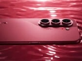 Tecno Camon Slim 5G лишь немного толще, чем iPhone Air, но его аккумулятор почти вдвое больше.