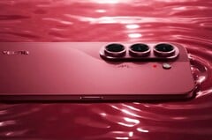 Tecno Camon Slim 5G лишь немного толще, чем iPhone Air, но его аккумулятор почти вдвое больше.