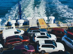 Американские автопроизводители, такие как General Motors (GM), производят несколько моделей автомобилей за границей. (Источник изображения: Unsplash, отредактировано)