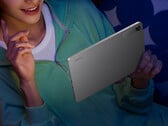 Redmi Pad 2 SE доступен на Giztop по цене 229 долларов. На снимке: промо-картинка, демонстрирующая дизайн задней панели планшета.