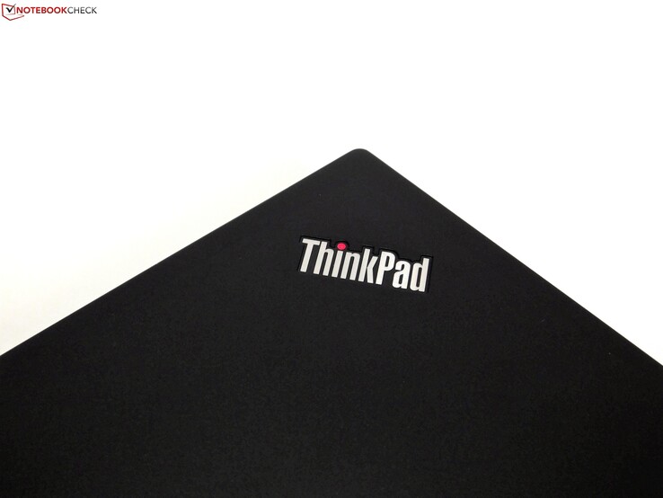Логотип ThinkPad с обратной стороны экрана